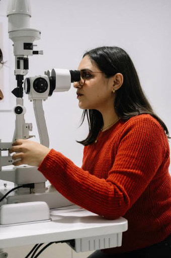 Why Are My Eyes Dry, Burning or Itchy? Common Causes Explained Ophthalmologist examining a patient with dry itchy eyes